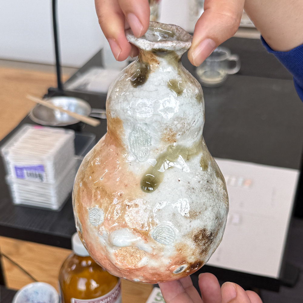 牟田陽日薪窯で焚いた器.自然の釉がかかって面白い表情。