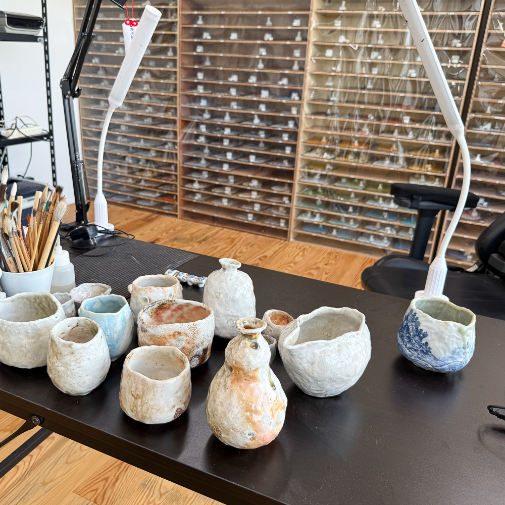 牟田陽日さんの作業デスク。絵付け前の器が並ぶ。