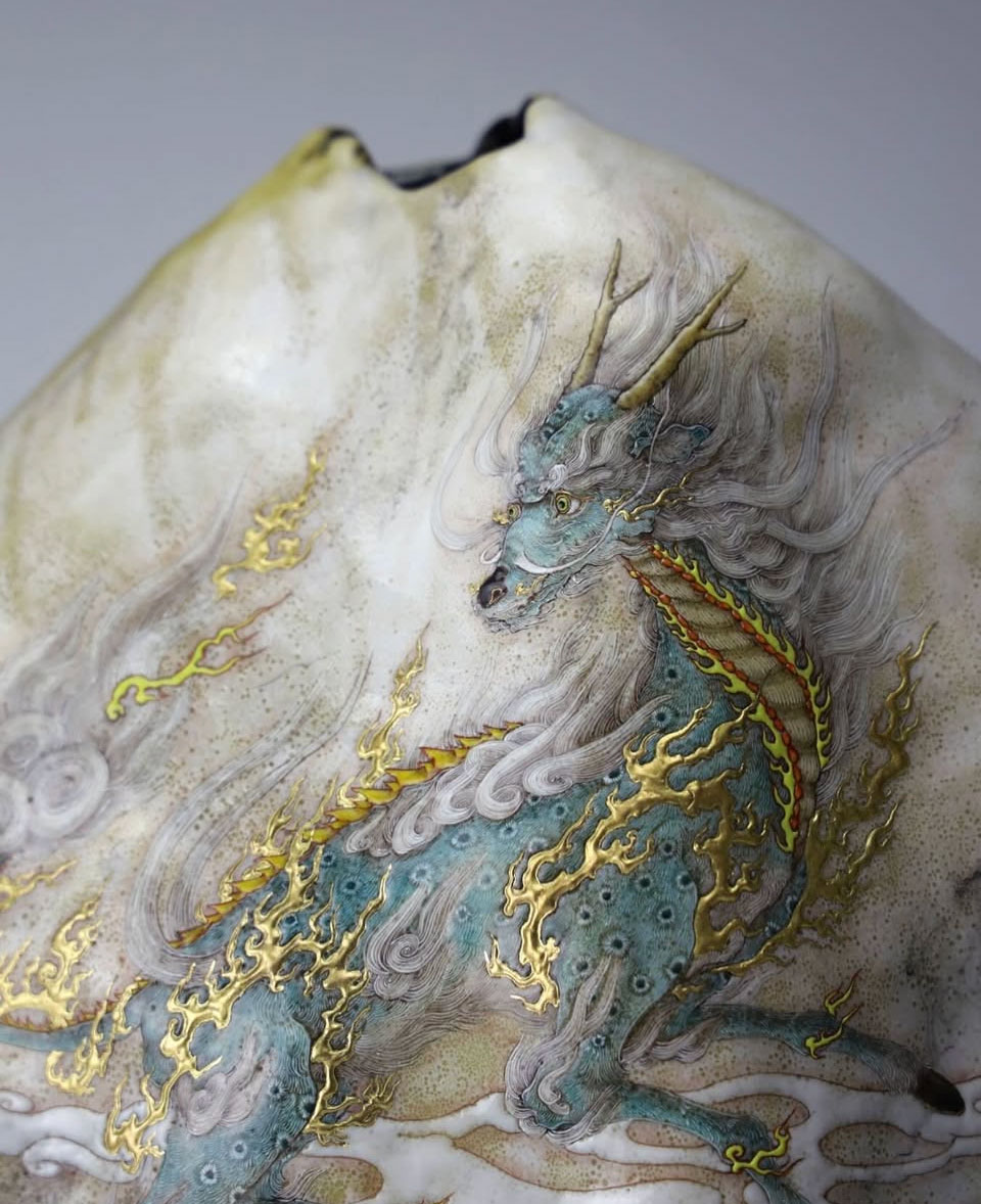 『黄磁麒麟図』。牟田陽日さんの作品
