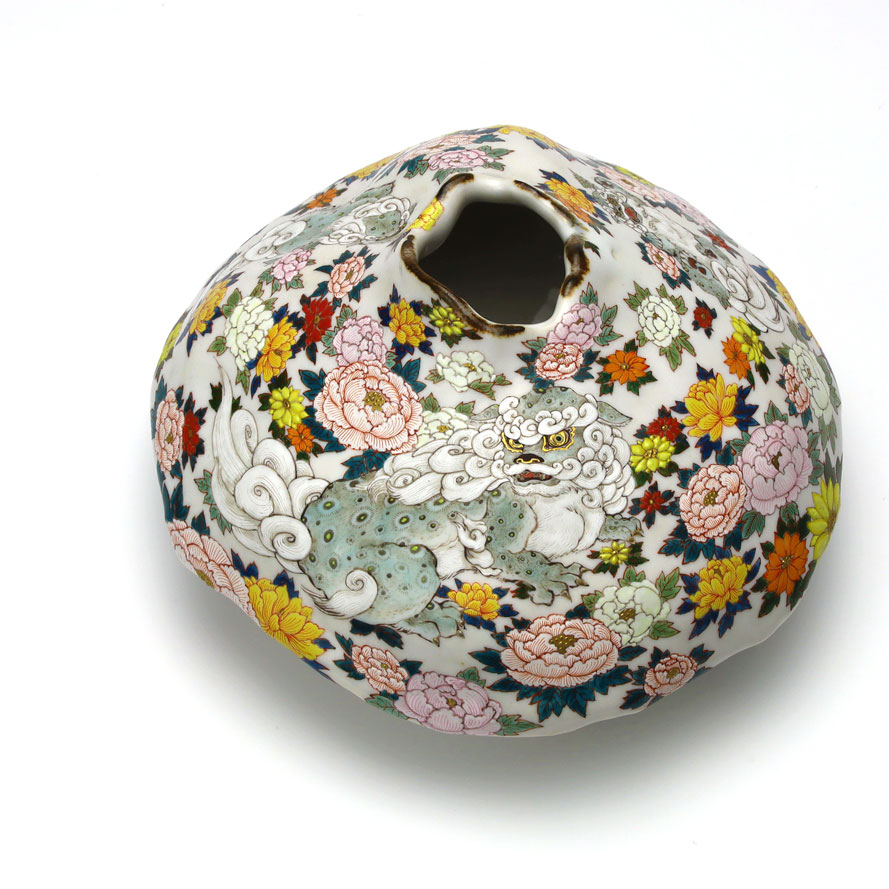 『親子獅子花圃図 花器』。牟田陽日さんの作品