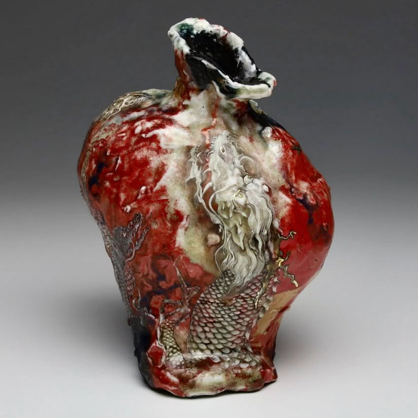 牟田陽日さんの薪窯で焚いた磁器作品。気高い龍が昇る