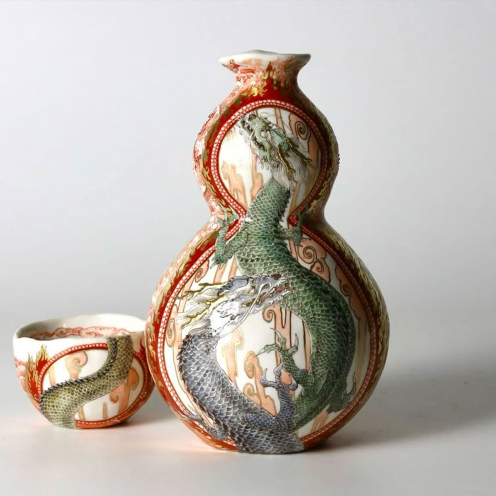 『赤絵龍神徳利』。牟田陽日さんの作品