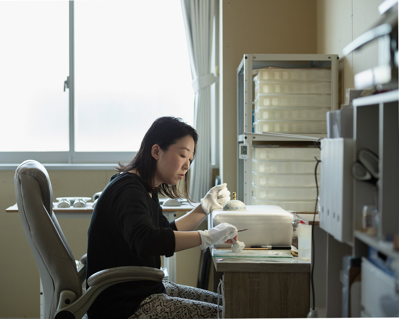 西野美香工房で作業している様子